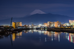 港大橋から夜の富士山