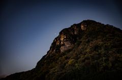 夜明けの城山と沈むシリウス