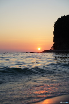夕陽が沈むとき、そのころ海は