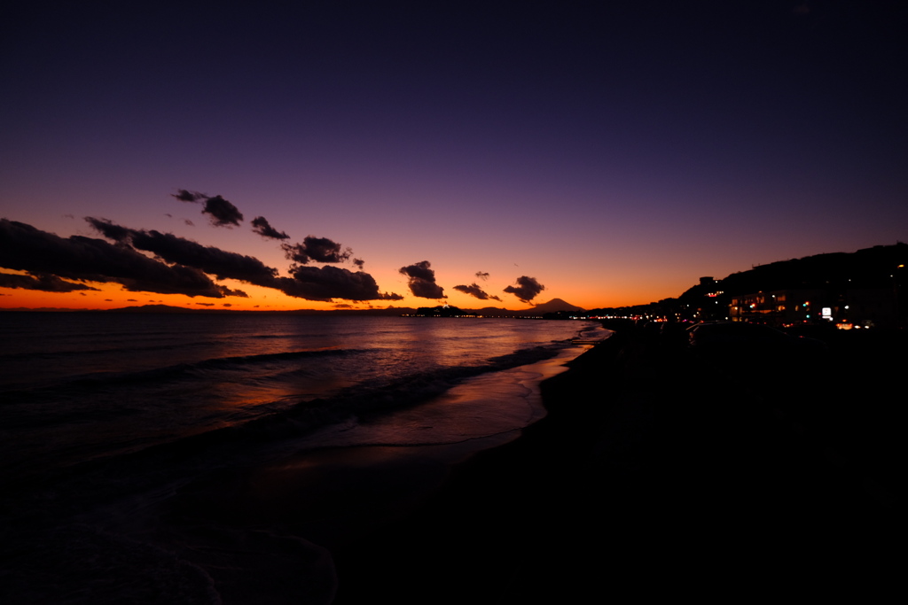夕闇で富士を望む