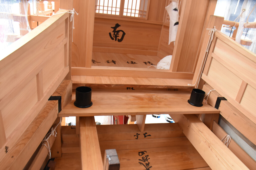 真新しい大船鉾に搭乗