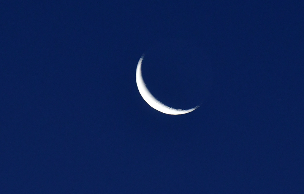 大みそかの朝6時25分の月