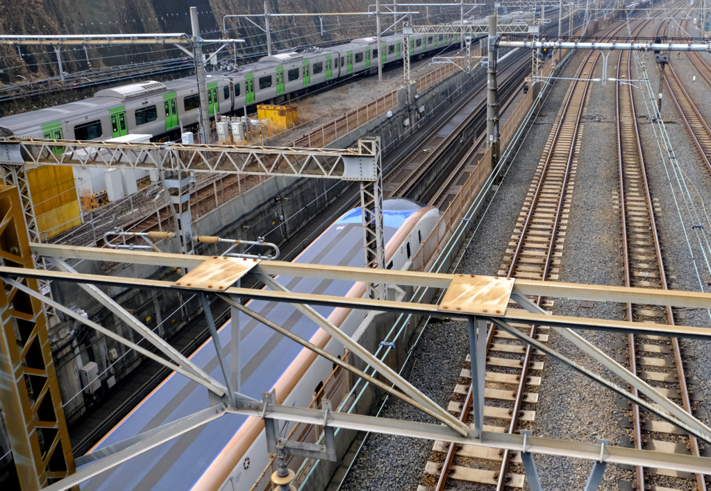 E7系と山手線