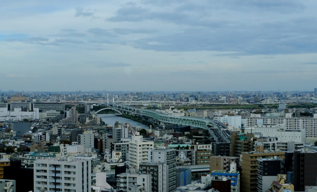 東ロビーから隅田川