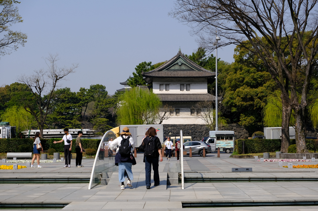 和田倉噴水公園を抜けると