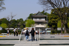 和田倉噴水公園を抜けると