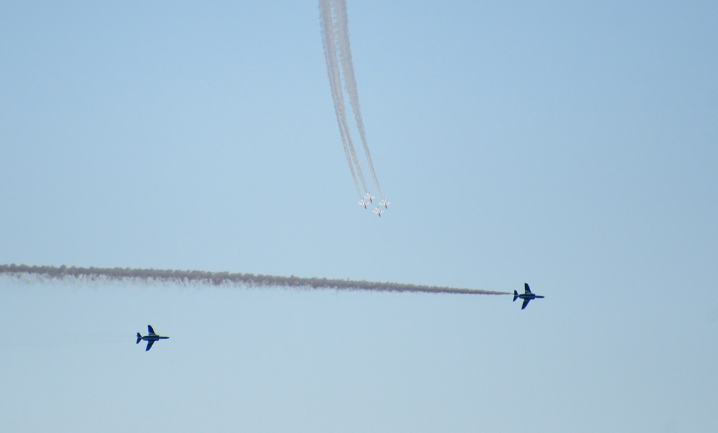 下降する4機と横移動の2機