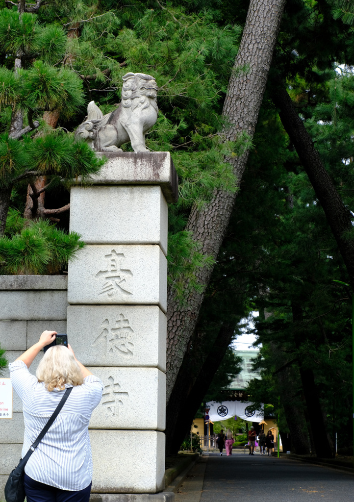 石門の上の方に狛犬