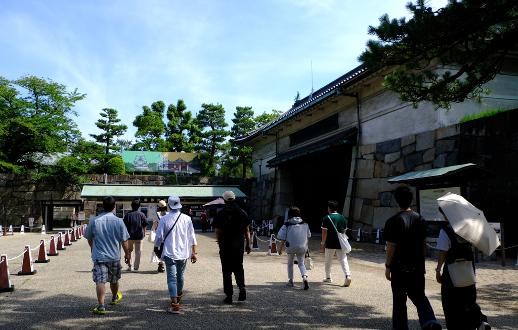 名古屋城へ行く人