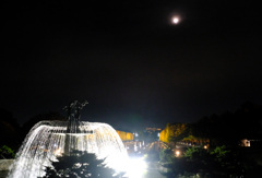 月と噴水