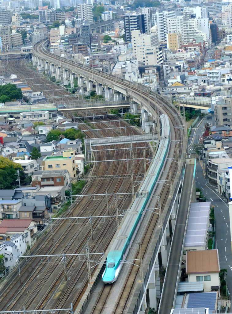 北側ロビーからの新幹線