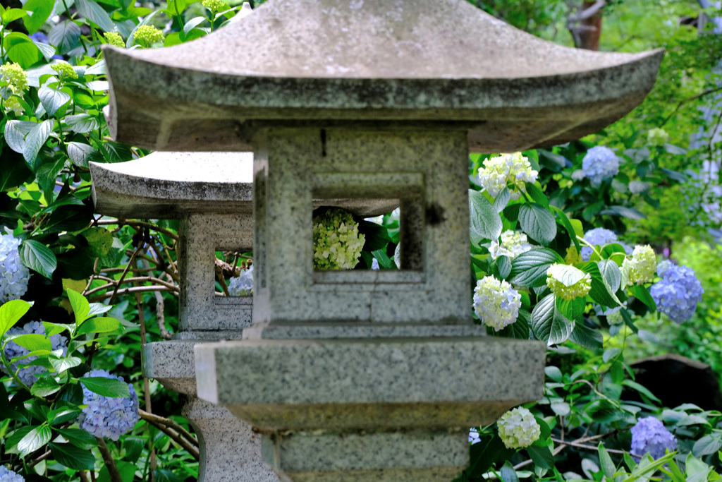 石灯篭を通して