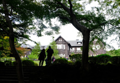 日本庭園側から洋館を見上げる