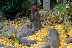 石仏近くに降り積もる