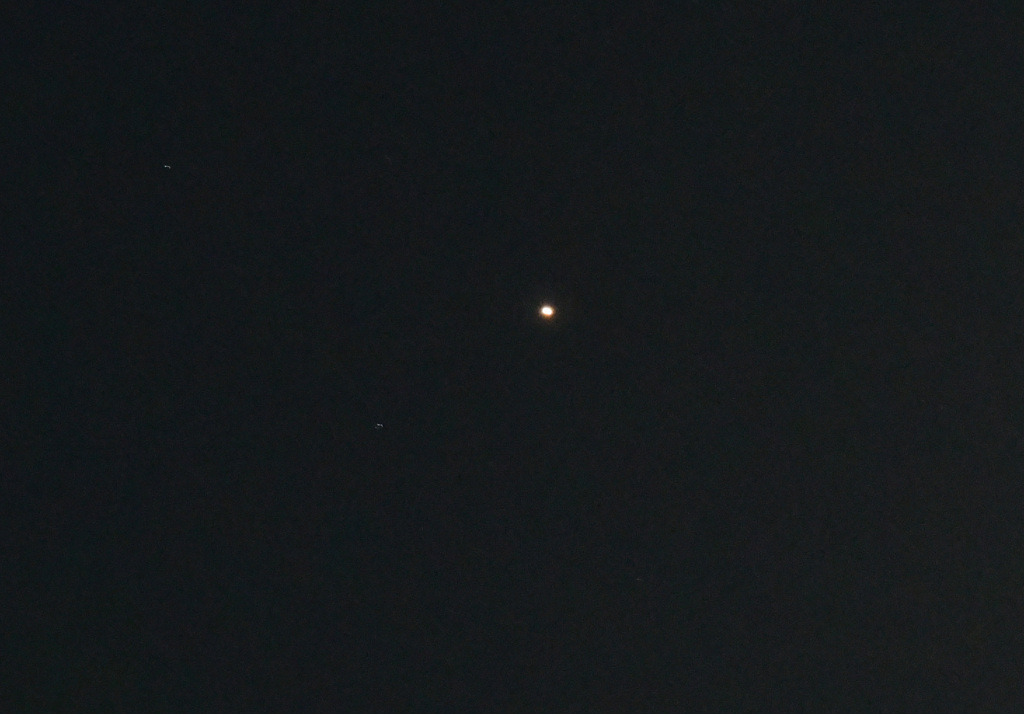 月の横には火星が
