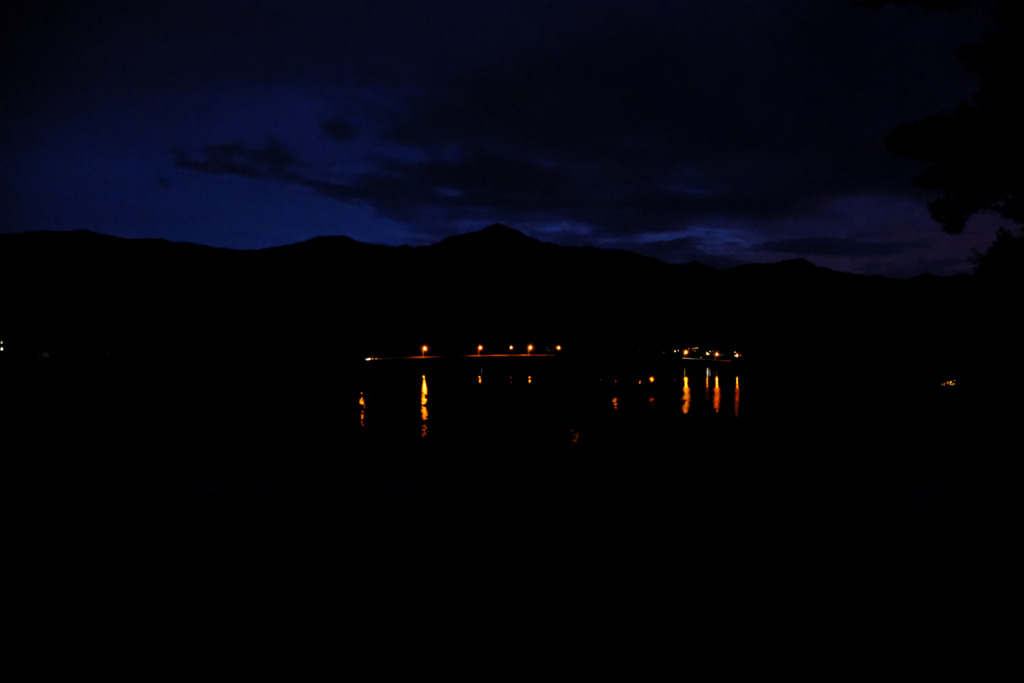 午前5時半の窓からの河口湖