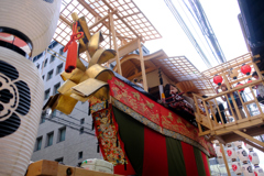 大船鉾を見上げる