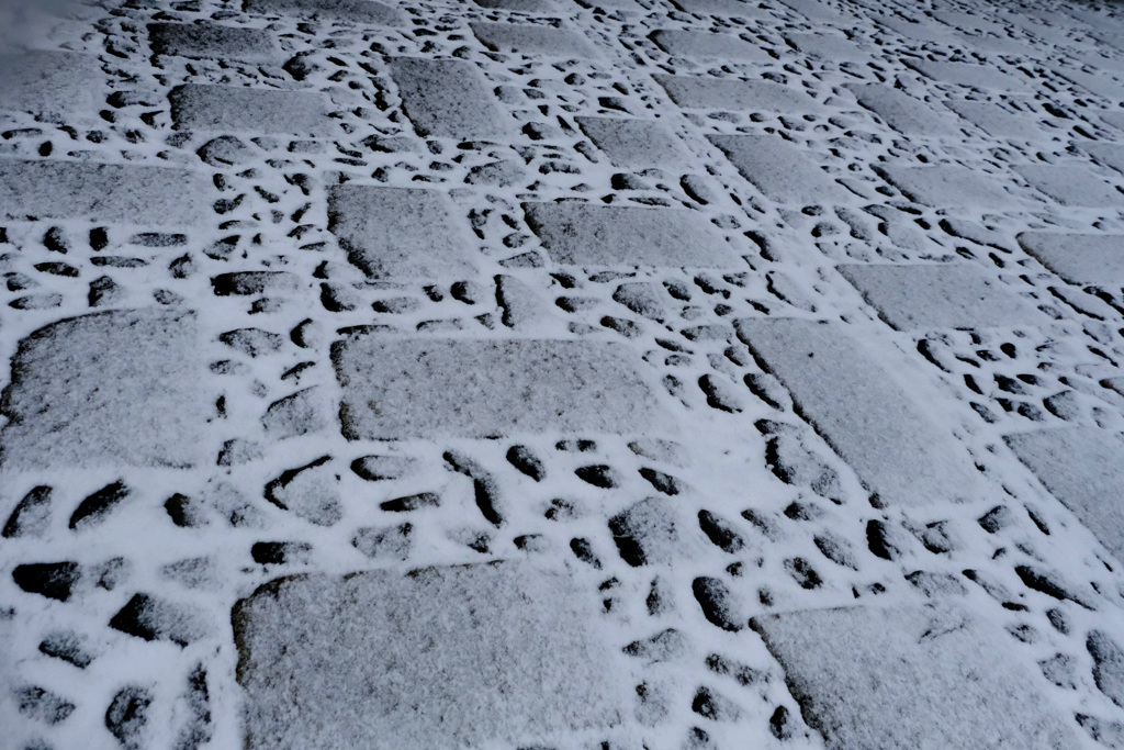 敷石に雪