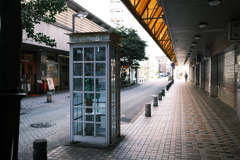 シャッター商店街の電話ボックス