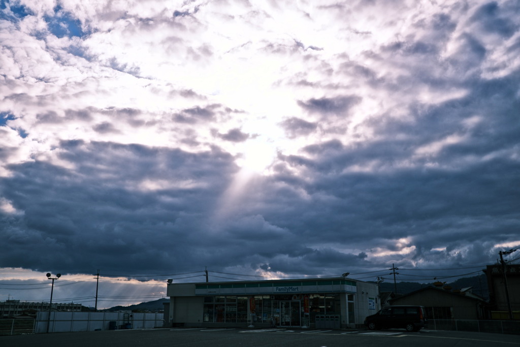 奈良盆地に晴れ間が覗く
