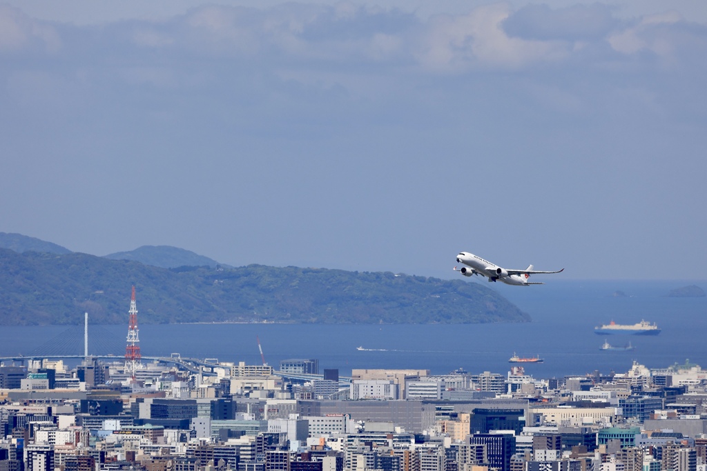 福岡空港を離陸するA350