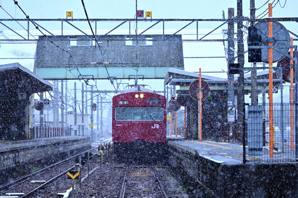 播但線　寺前駅の雪景色