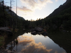 夕暮れの明神池