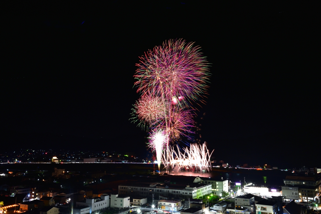 夏の夜空に大輪咲いて