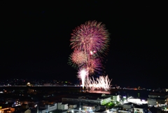 夏の夜空に大輪咲いて