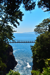 岸壁と吊り橋