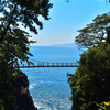 岸壁と吊り橋