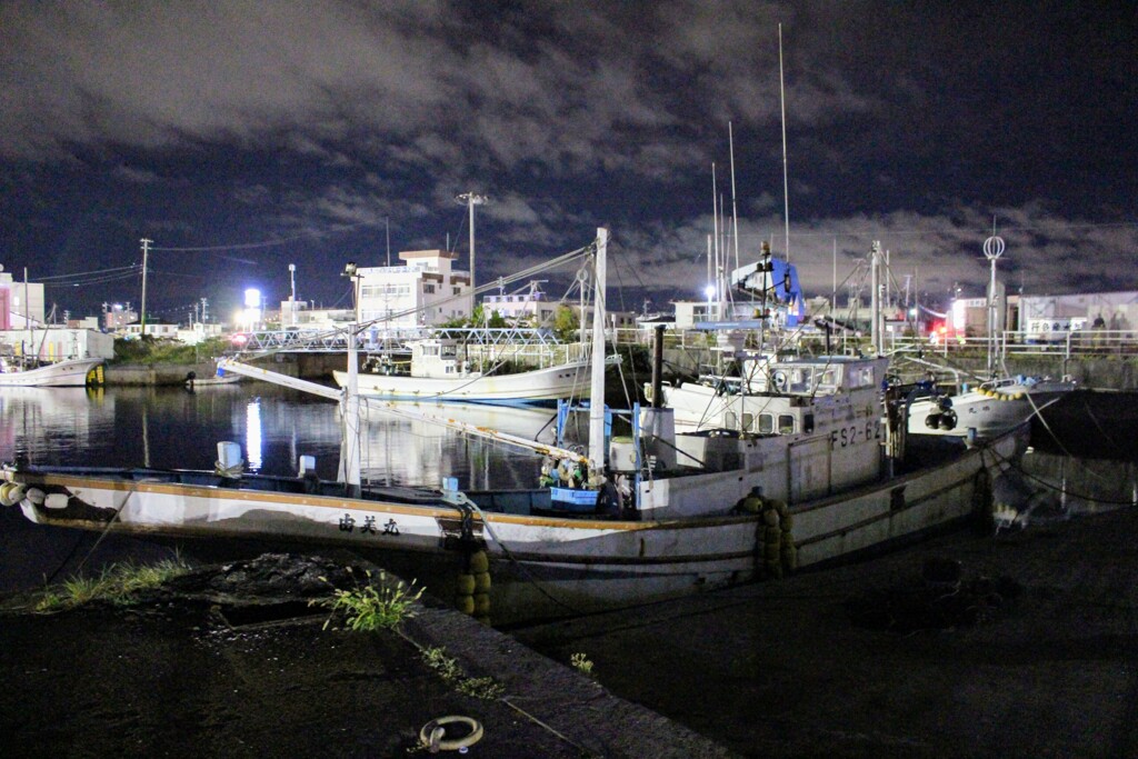 夜の漁港