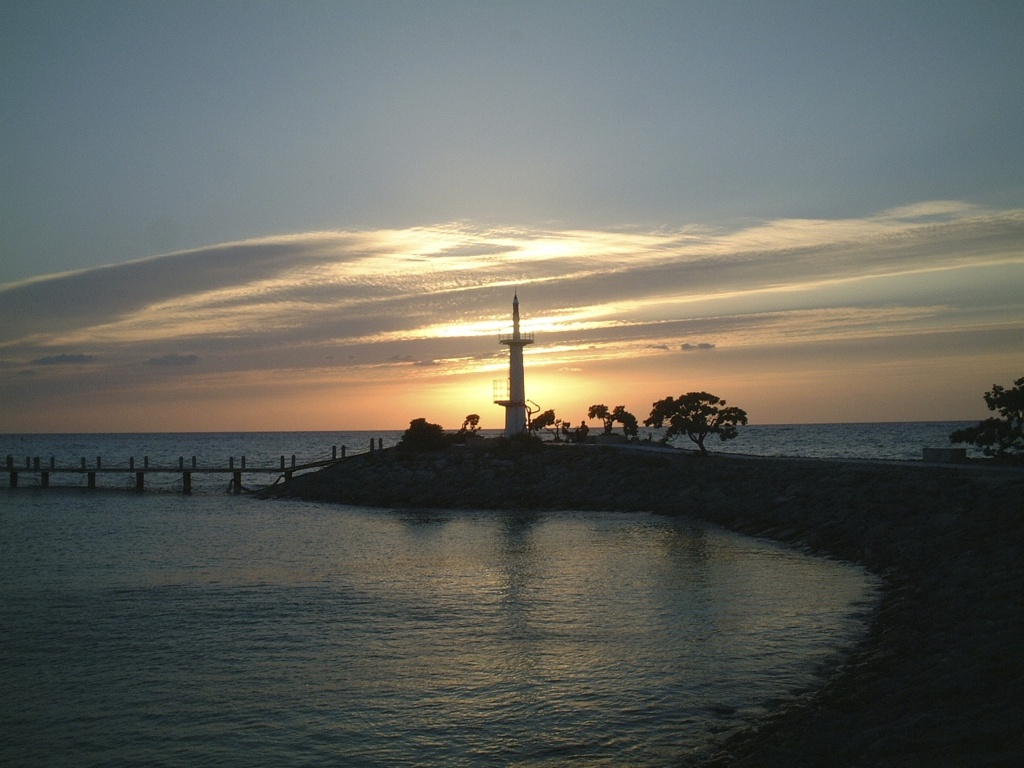 リゾートの灯台夕景