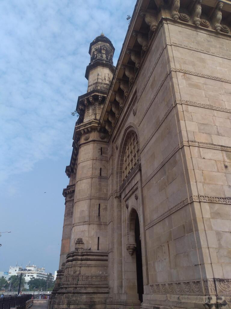 聳え立つインド門 in インド