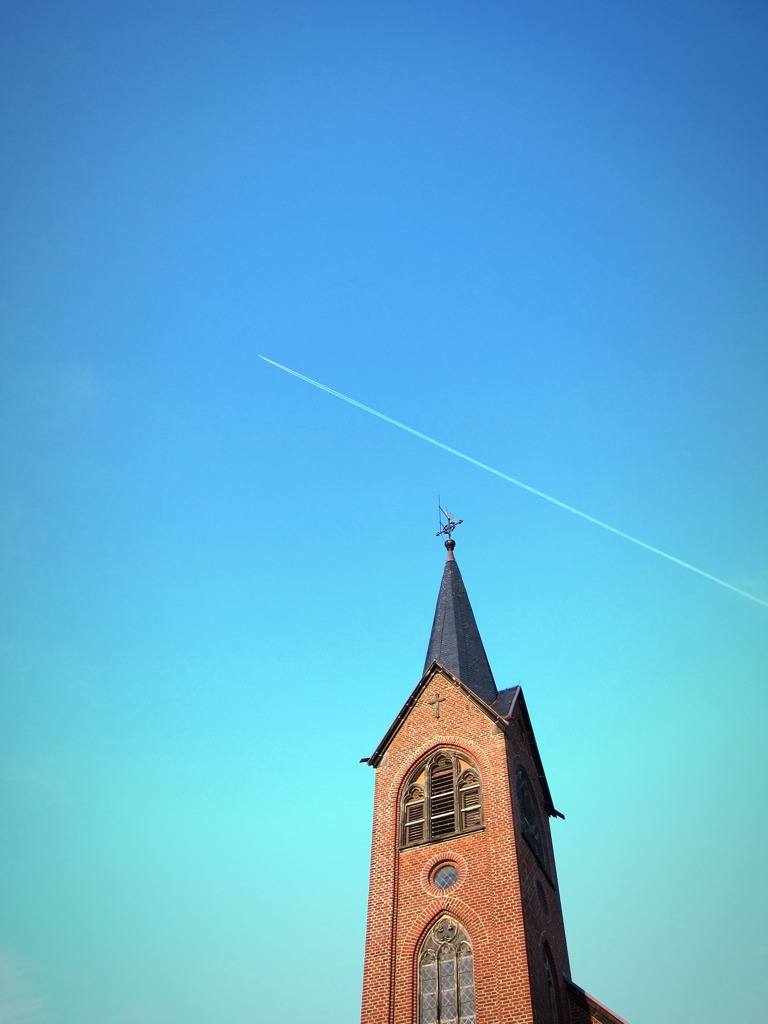 教会と青空と飛行機雲