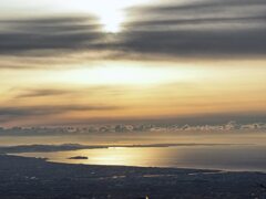 朝日が照らす相模湾