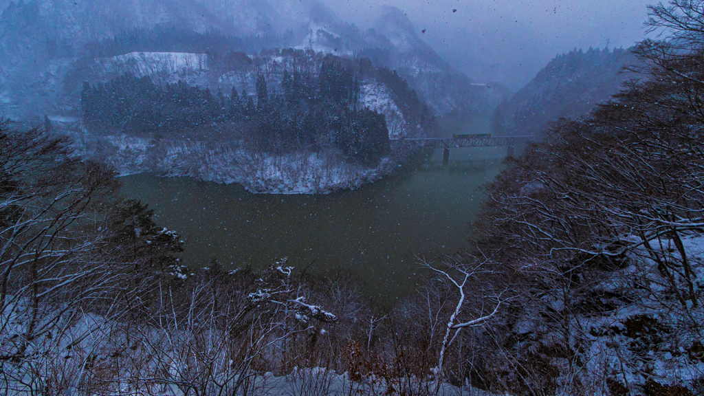 雪降りしきる只見線