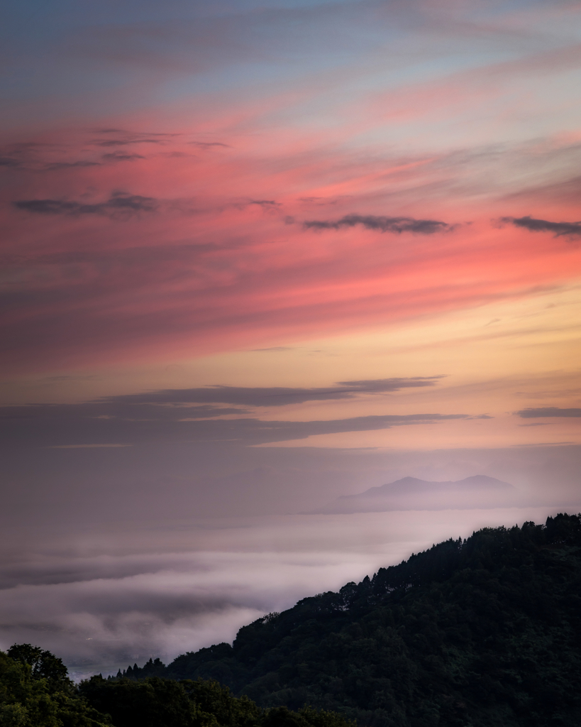 雲に浮かぶ山