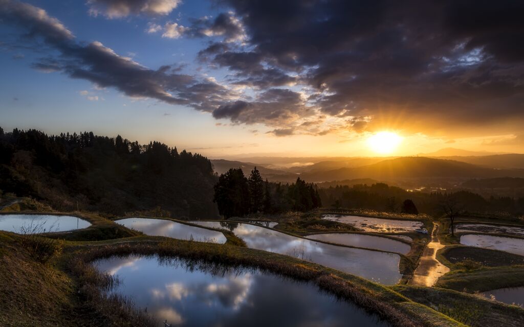 夕暮れの里山