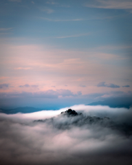 雲に沈む山