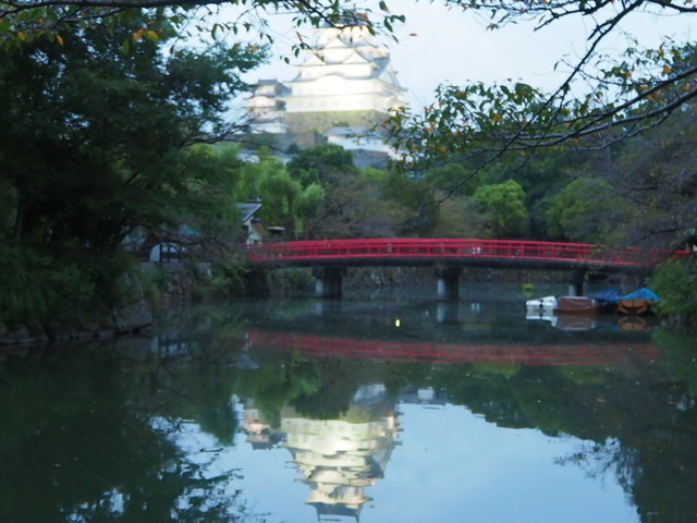 夕暮れ水面の城