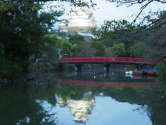 夕暮れ水面の城