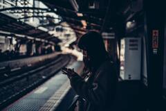 駅にて