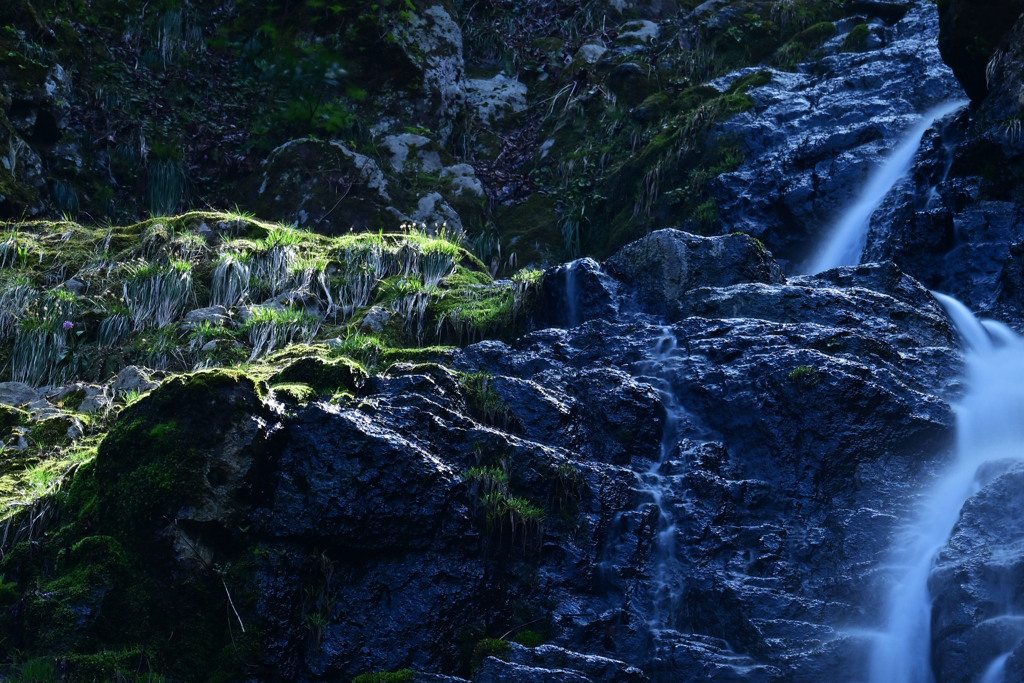 佐渡猿八の夕暮れの滝