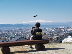 月山とカラスとカメラ少年