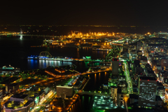 横浜ランドマークタワーからの夜景（大桟橋、ベイブリッジ方面）
