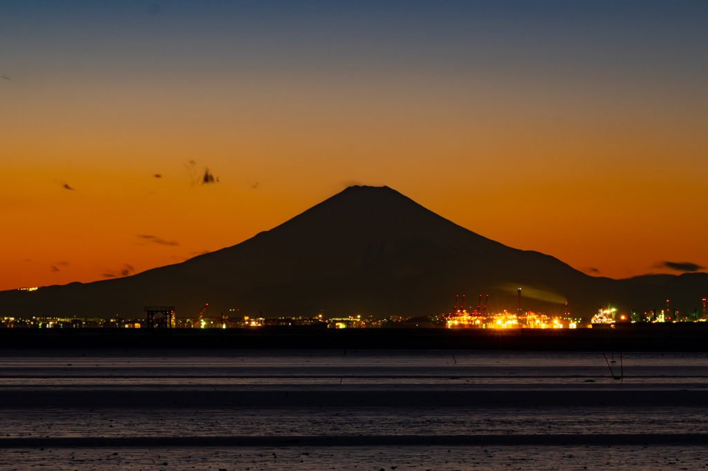 夕暮れの富士と工場地帯