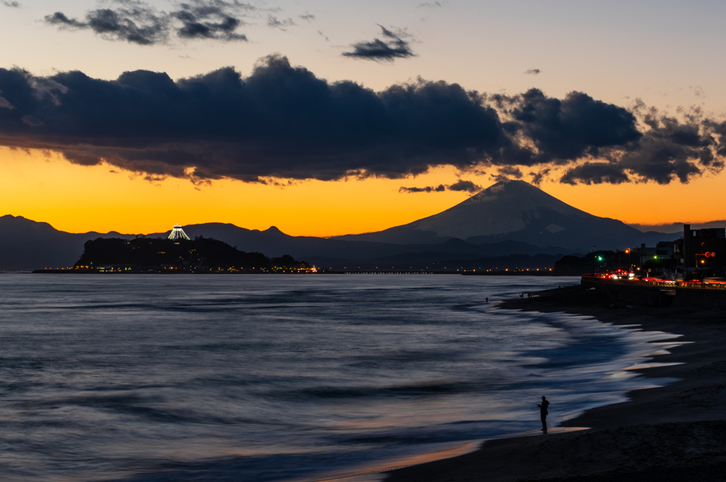 夕暮れの富士と江の島と釣り人