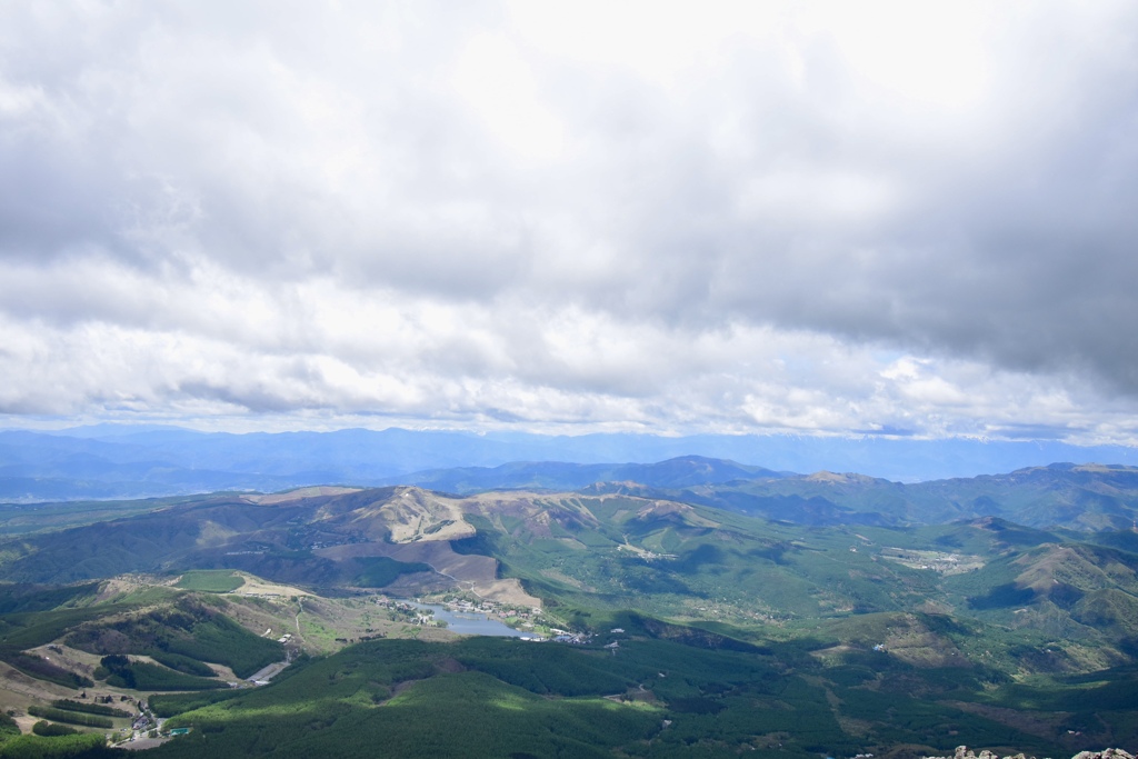 厚い雲と緑の大地