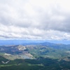 厚い雲と緑の大地